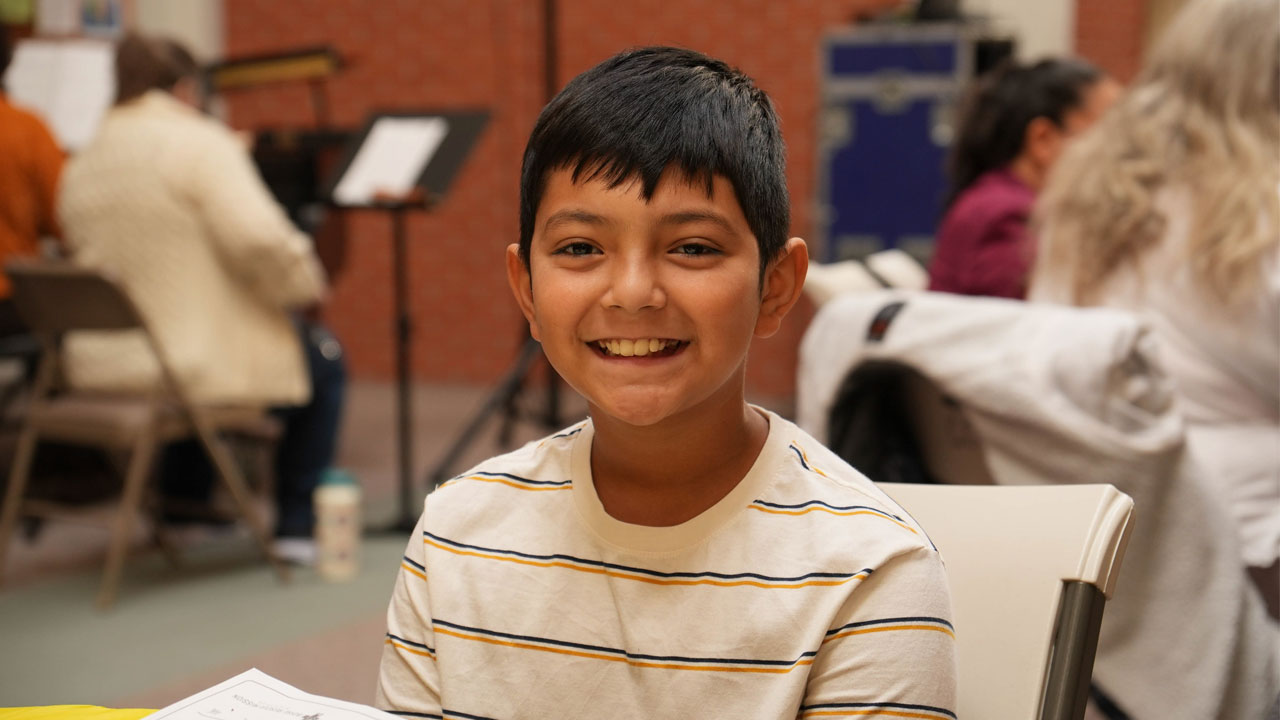 Banquet_man_serving_2019